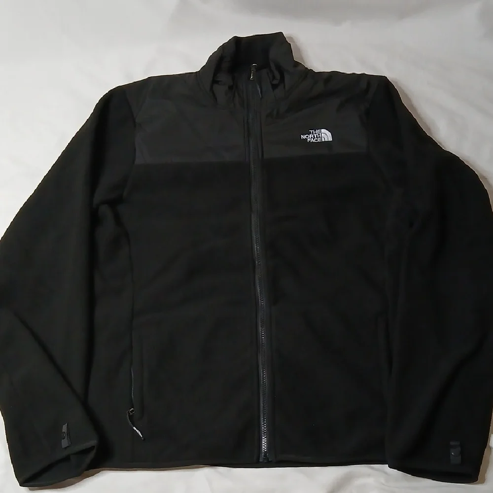 The North Face Men’s Black Lightweight Fleece Jacket
